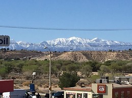 Hilltop Inn & Suites