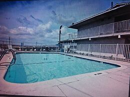 Hilltop Inn & Suites