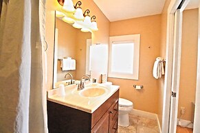 Peach Tree Inn & Suites