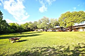 Peach Tree Inn & Suites