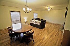 Peach Tree Inn & Suites