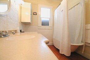 Peach Tree Inn & Suites