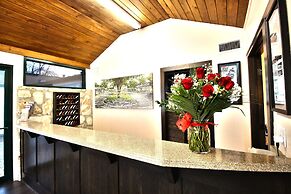 Peach Tree Inn & Suites