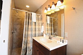 Peach Tree Inn & Suites