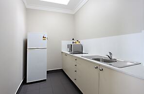 Coopers Colonial Motel