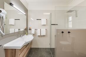 Coopers Colonial Motel