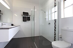 Coopers Colonial Motel