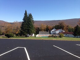 Four Winds Country Motel