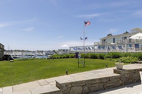 Anchor In Distinctive Waterfront Lodging