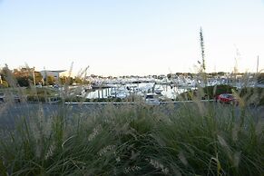 Anchor In Distinctive Waterfront Lodging