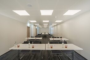 HOTEL illuster - Urban & Local