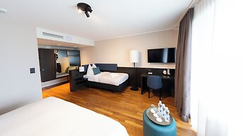 HOTEL illuster - Urban & Local