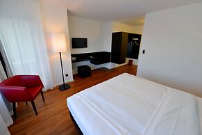 HOTEL illuster - Urban & Local