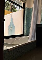 Granpa's Inn Hotel Bougainvillea