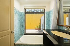 Granpa's Inn Hotel Bougainvillea