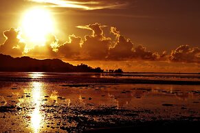 West Plaza Hotel by the Sea