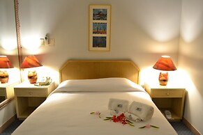 West Plaza Hotel Desekel