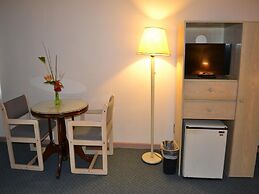 West Plaza Hotel Desekel