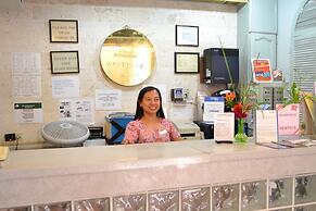 West Plaza Hotel Desekel