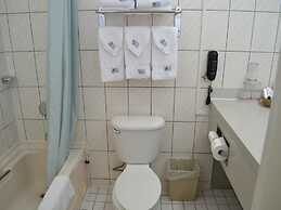 West Plaza Hotel Desekel