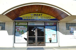 West Plaza Hotel Desekel