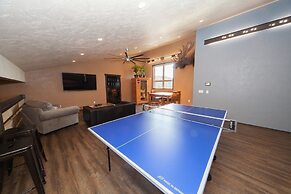 Log Cabin Lodge & Suites