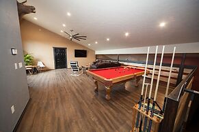 Log Cabin Lodge & Suites