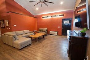 Log Cabin Lodge & Suites