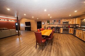 Log Cabin Lodge & Suites