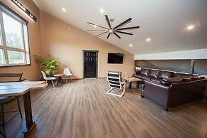 Log Cabin Lodge & Suites