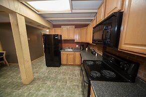 Log Cabin Lodge & Suites