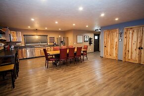 Log Cabin Lodge & Suites