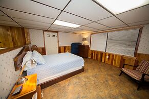 Log Cabin Lodge & Suites