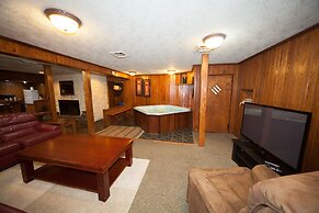 Log Cabin Lodge & Suites