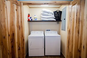 Log Cabin Lodge & Suites