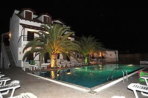 Captain's Studios & Apartments