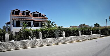 Captain's Studios & Apartments