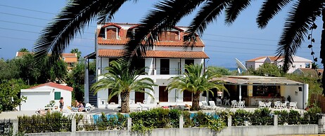 Captain's Studios & Apartments