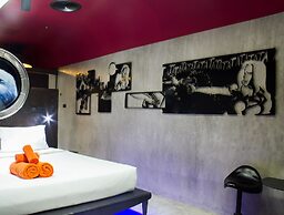 Nicky's Handlebar Hotel