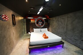 Nicky's Handlebar Hotel