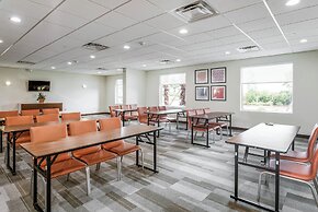 Holiday Inn Express & Suites Lantana by IHG