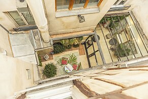 Young & Happy Latin Quarter by Hiphophostels