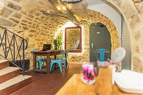 Young & Happy Latin Quarter by Hiphophostels