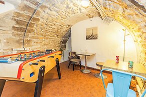 Young & Happy Latin Quarter by Hiphophostels