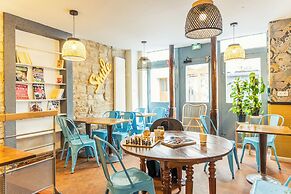 Young & Happy Latin Quarter by Hiphophostels