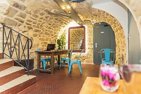 Young & Happy Latin Quarter by Hiphophostels