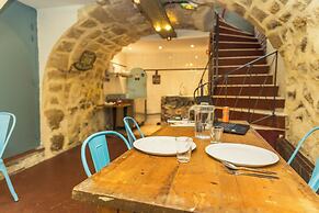 Young & Happy Latin Quarter by Hiphophostels