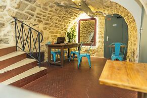 Young & Happy Latin Quarter by Hiphophostels