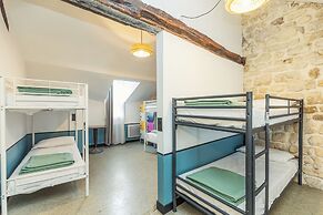 Young & Happy Latin Quarter by Hiphophostels