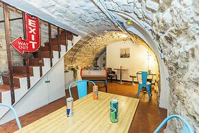 Young & Happy Latin Quarter by Hiphophostels